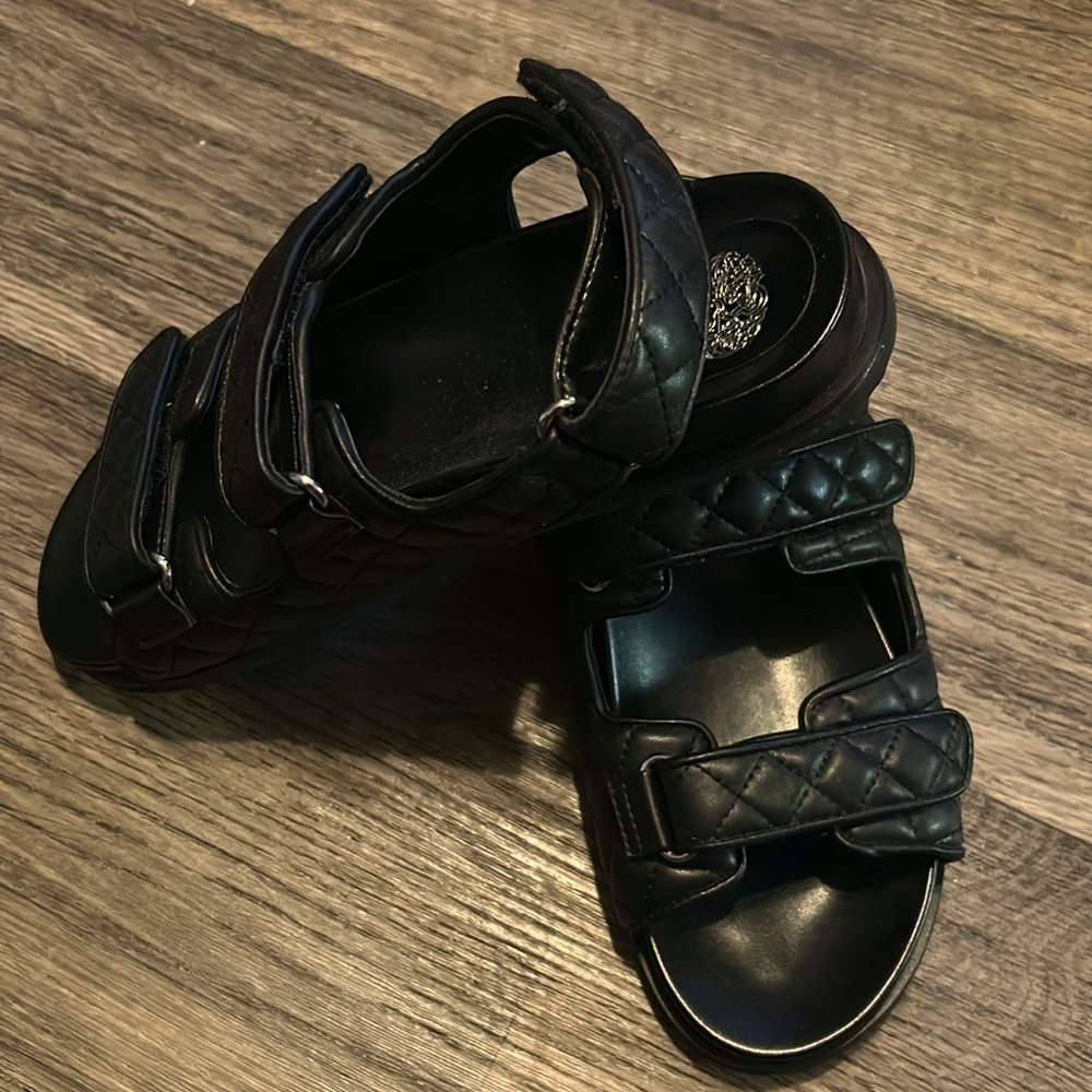 Black Vince Camuto Sandal Gently Used worn once - Picture 2 of 8